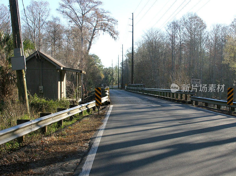 沙普斯渡口大桥的路景