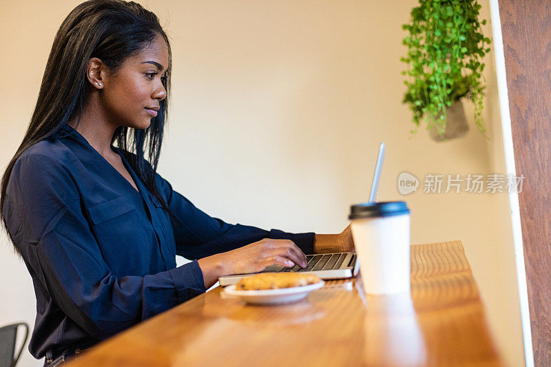 科罗拉多州西部，在工作环境中使用笔记本电脑技术的非洲裔年轻成年女性
