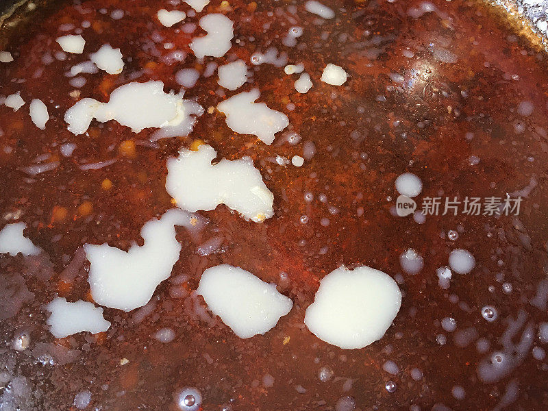 食用油在烹饪锅里