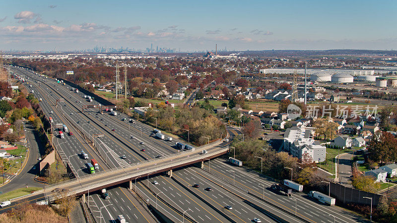 高速公路在新泽西与曼哈顿天际线的距离-空中