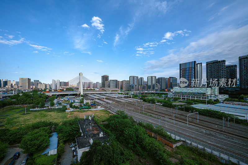 一个阳光明媚的下午，一座现代化的城市