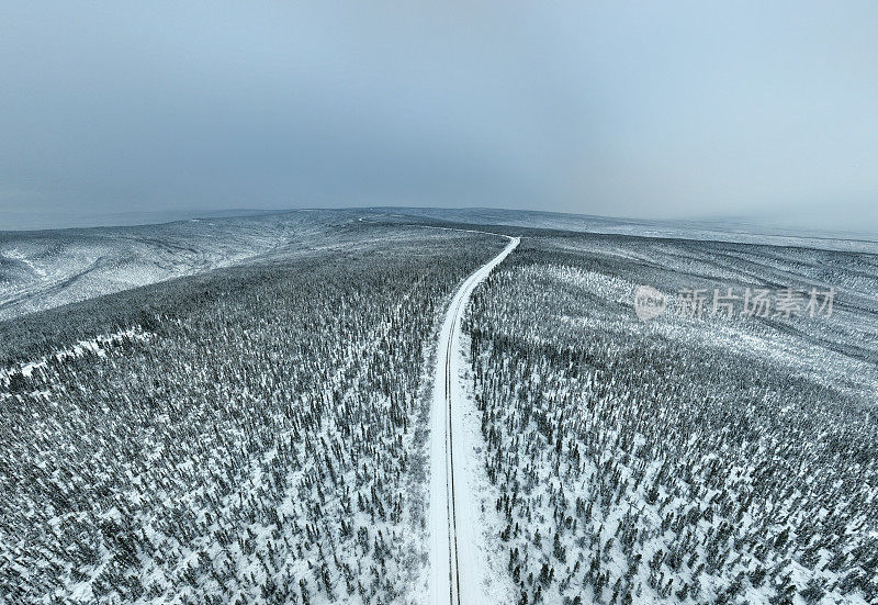 加拿大育空地区冬季暴雪过后的北方自然森林鸟瞰图