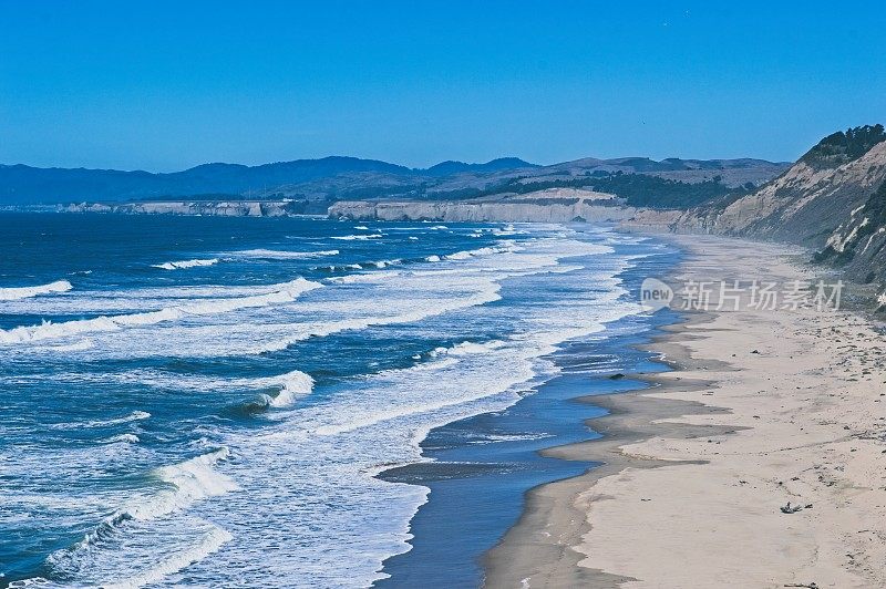 加州北部圣格雷戈里奥州海滩的悬崖边缘
