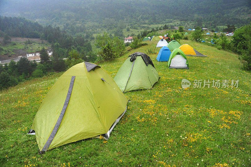 在长满草的山脊上搭起了帐篷