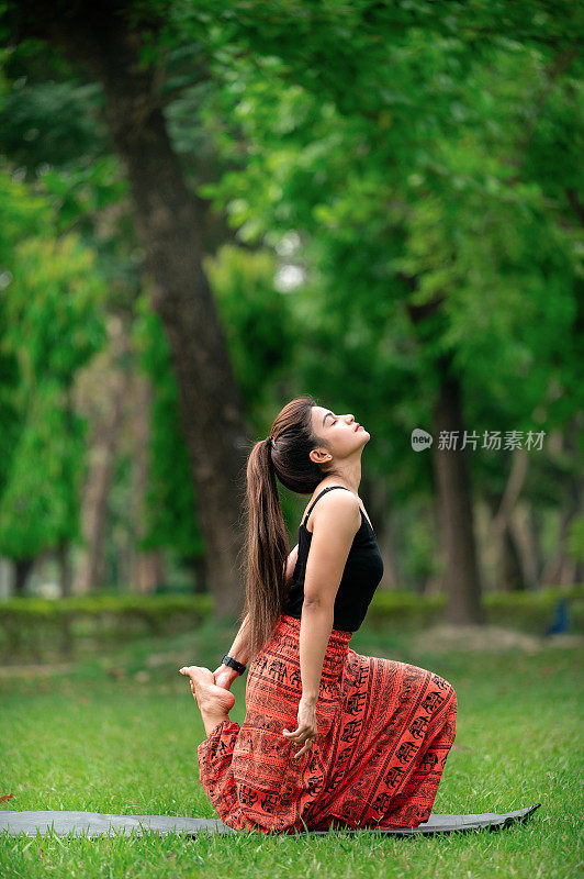 白人健身女性在练习，在公园做瑜伽的女性