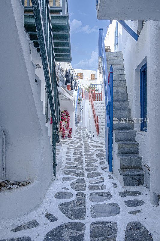 米克诺斯岛的白色房屋和狭窄的街道。