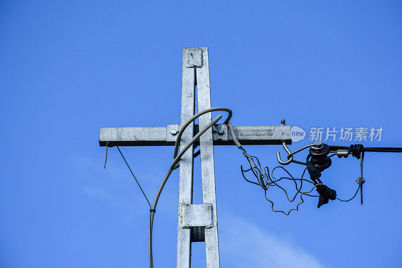 电缆和天空背景的电力塔