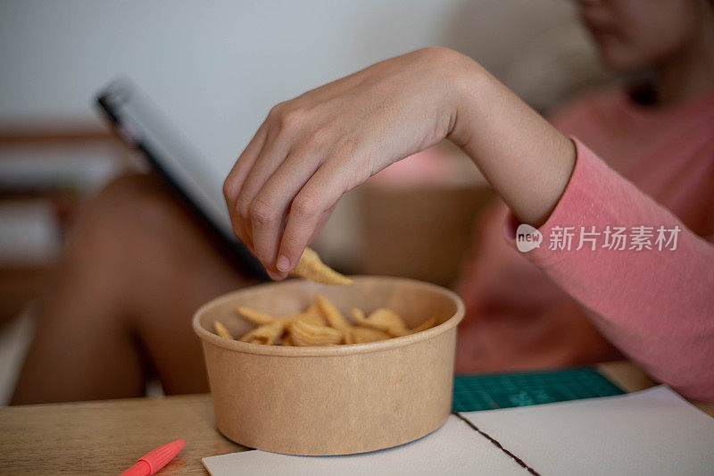 学生在家里吃零食