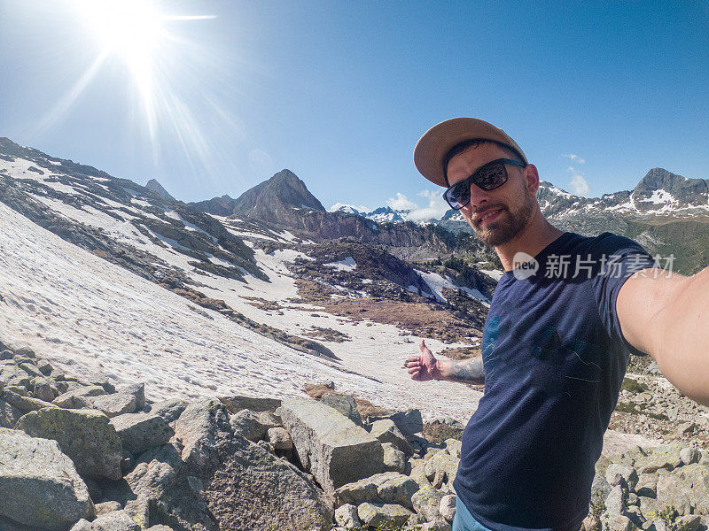 在比利牛斯山徒步旅行的年轻人在自拍