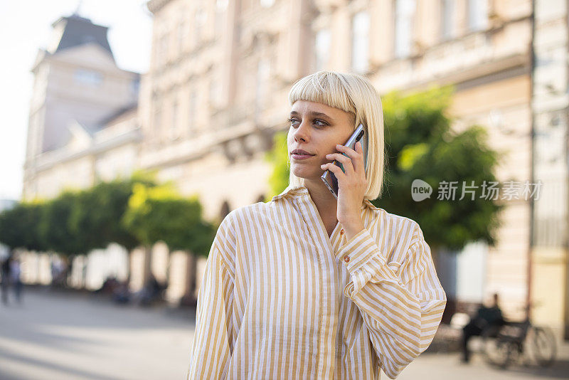 女孩使用智能手机库存照片