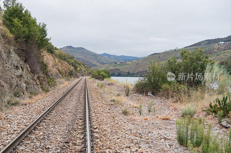 铁轨通向丘陵景观和湖泊