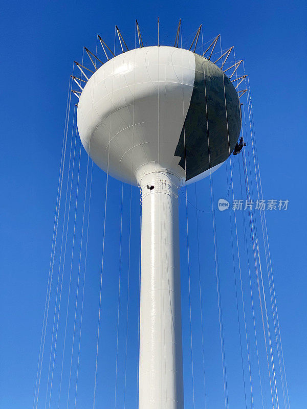 新建成的水塔被画在清澈的蓝天上