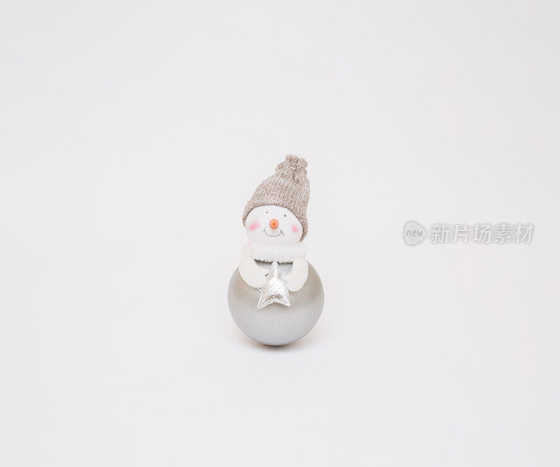 雪人与星星在灰色的新年圣诞小玩意。最小的设计。