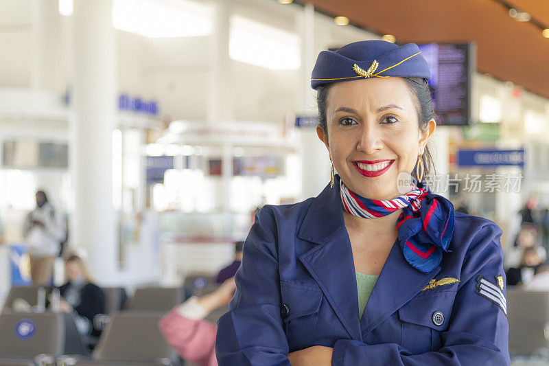 美丽的拉丁空乘人员的肖像，微笑着看着相机，自信的脸和幸福的机场航站楼。欢迎所有客户或乘客乘坐飞机。旅行的概念。