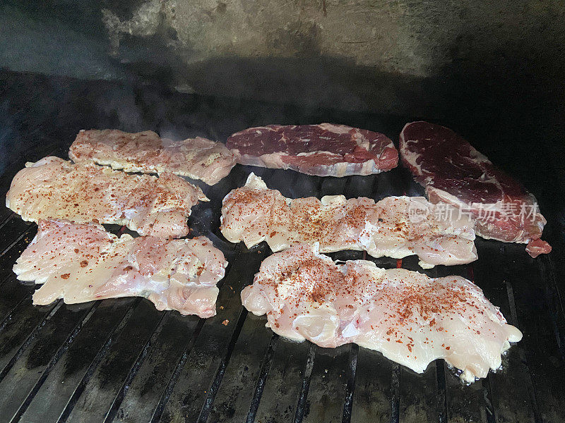 烤架上的鸡胸肉和牛肉