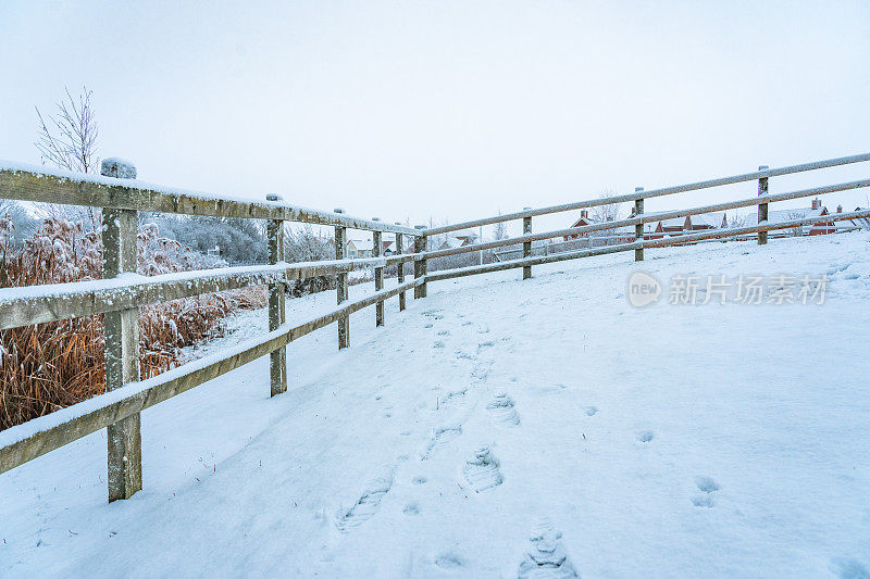 一个寒冷的早晨，这个季节的第一层雪