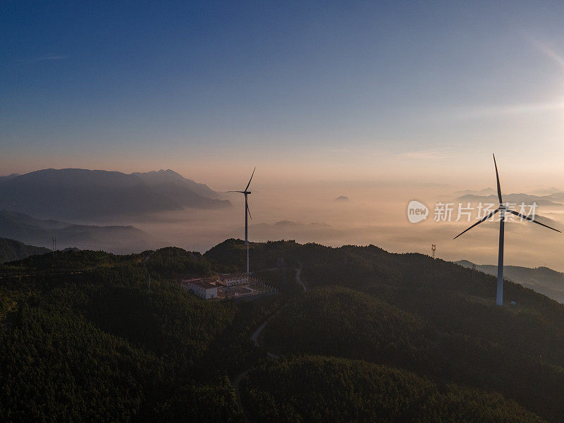 云海和山上的风电场