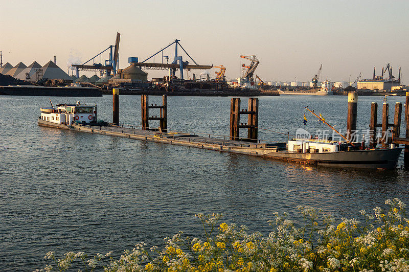 一艘驳船停泊在港口。