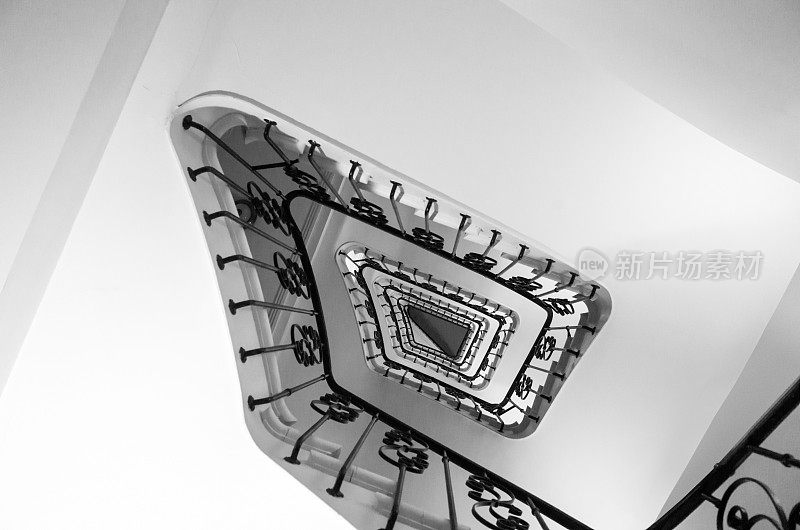 法国巴黎Haussmannien大厦美丽的螺旋楼梯