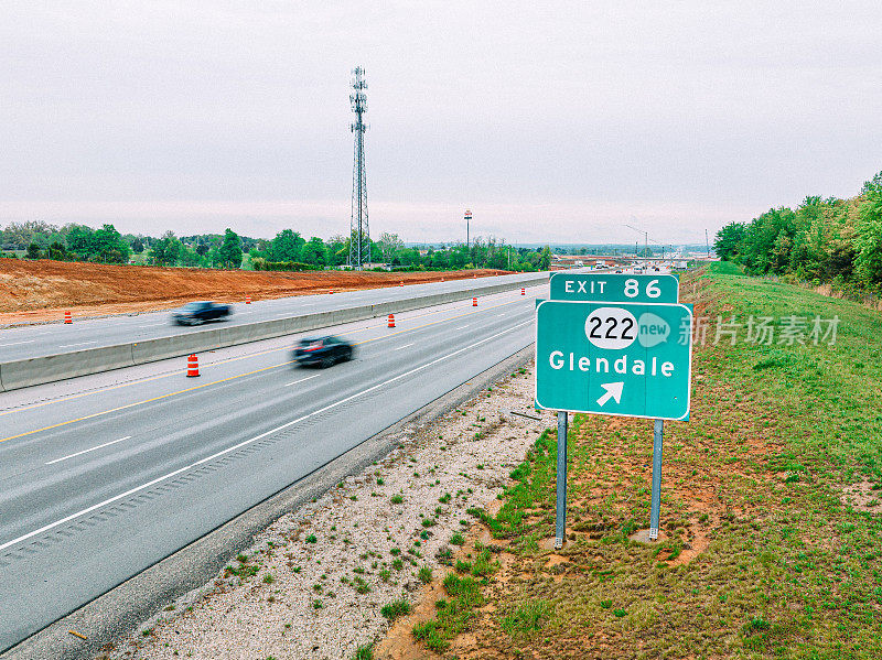 美国肯塔基州，格伦代尔，一辆黑色轿车在出口标志处驶过交通锥