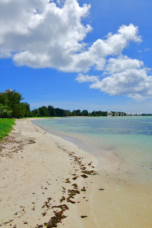 北马里亚纳群岛塞班岛的查兰卡诺亚海滩向南望去