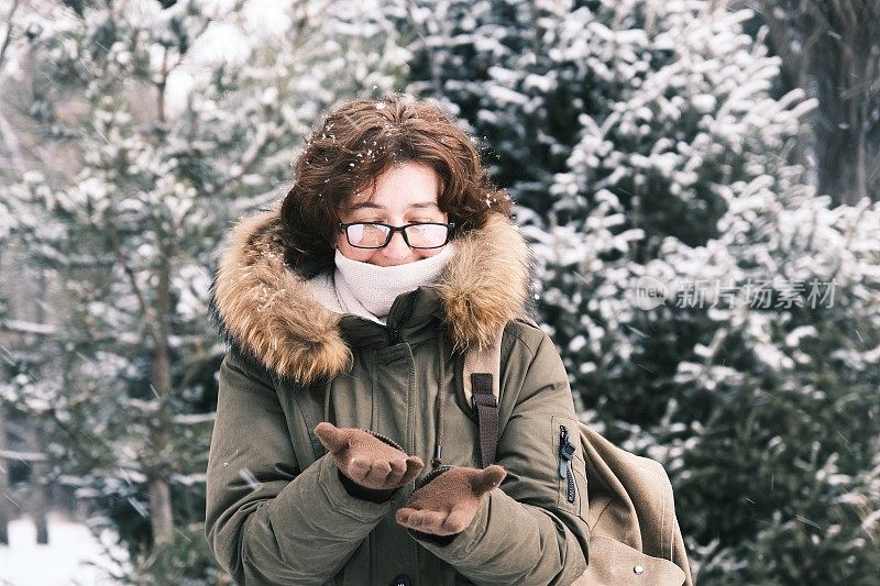 女子正在享受降雪