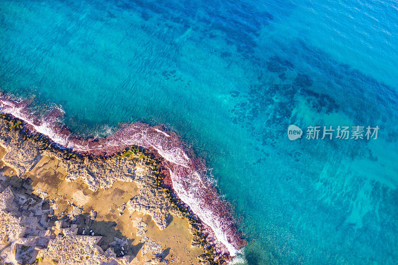 地中海岩石海岸鸟瞰与蓝绿色的水，科斯塔布兰卡，阿利坎特，西班牙