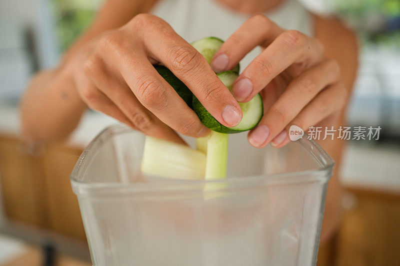 面目全非的女人在准备健康的冰沙