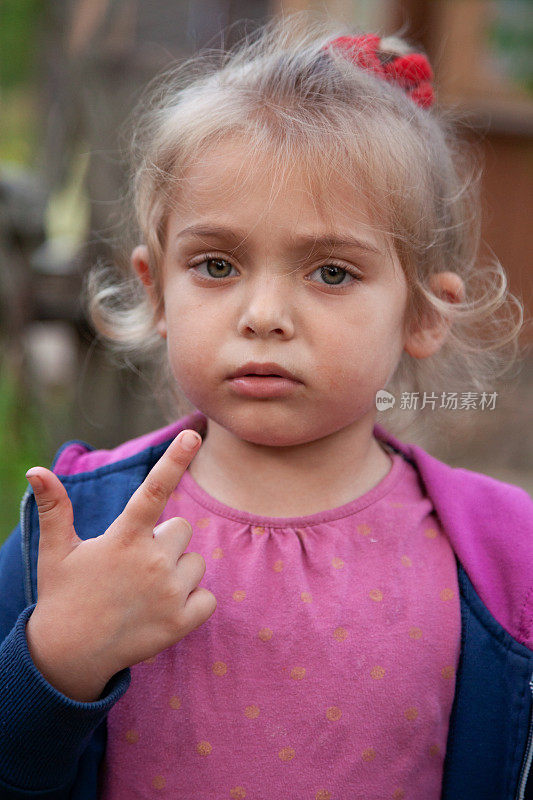 小女孩指着她的手指