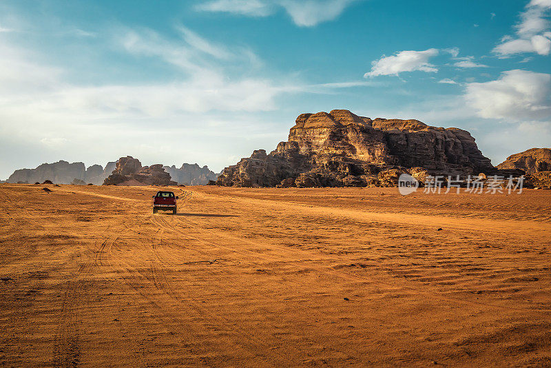 沙漠游猎-联合国教科文组织世界遗产瓦迪拉姆的越野车