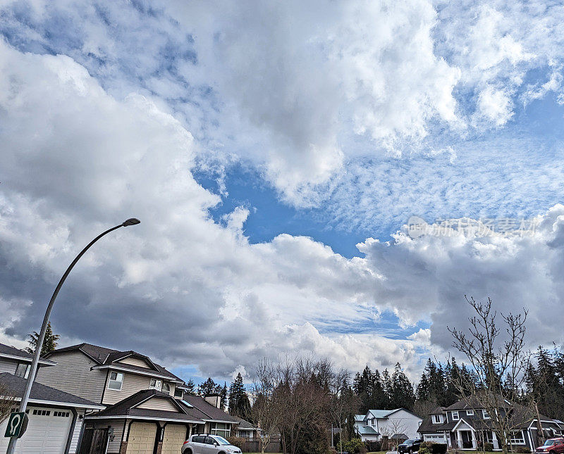 在加拿大温哥华的一个死胡同上空的云景