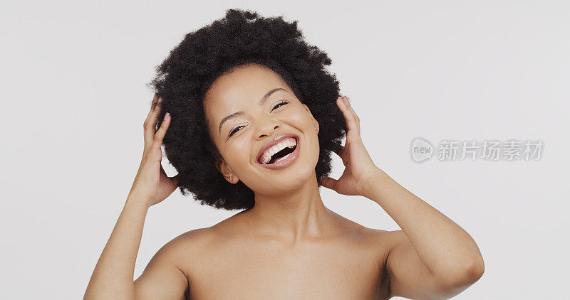 肖像，美容和头发与一个模型黑人妇女在工作室在灰色背景上的头发护理。面部，发型和爆炸与一个有吸引力的年轻女性摆姿势，以促进自然或角蛋白治疗