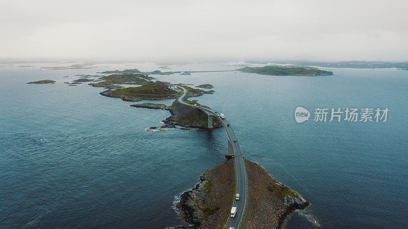航拍的汽车行驶在风景秀丽的大西洋路在挪威