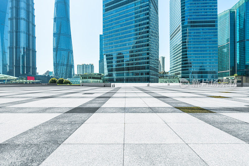 空荡荡的楼层和全景城市天际线与上海建筑