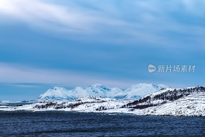 挪威，诺德兰，挪威海上的蓝时雪山