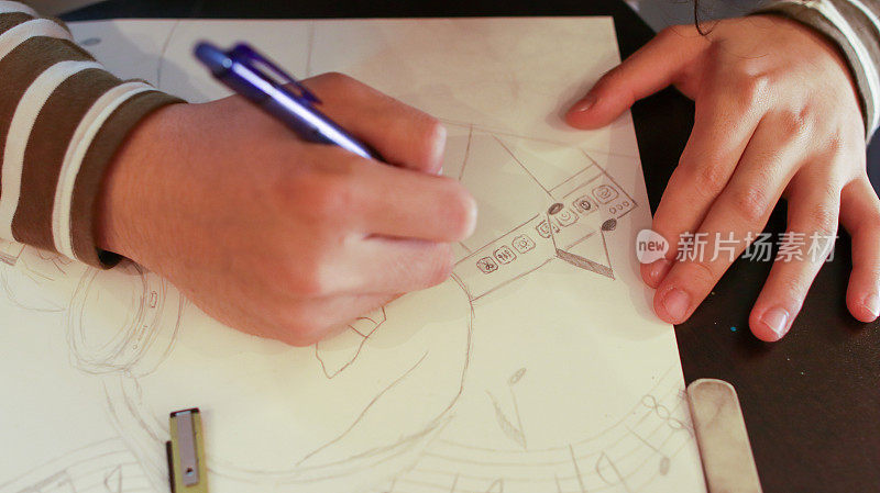 艺术学校的一名亚裔男生正在做设计作业
