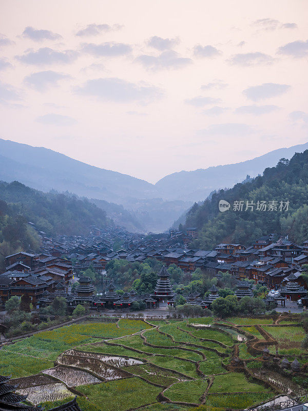 中国贵州肇星洞村全景(垂直面板)