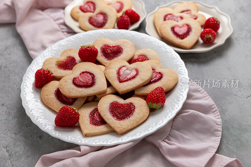 心形草莓酥饼饼干与干草莓。顶视图平面铺设背景