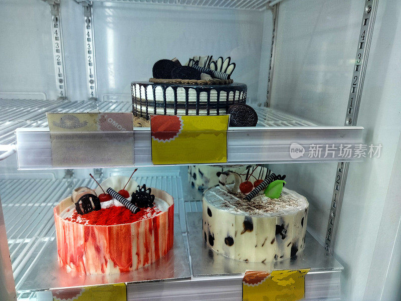 冰箱里生日蛋糕的照片