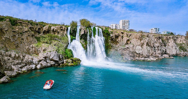 杜登瀑布落在地中海的安塔利亚，拉拉安塔利亚在一个阳光明媚的日子，低杜登瀑布，高瀑布倾泻入海，瀑布在城市落入大海，土耳其著名的旅游目的地，最高的水
