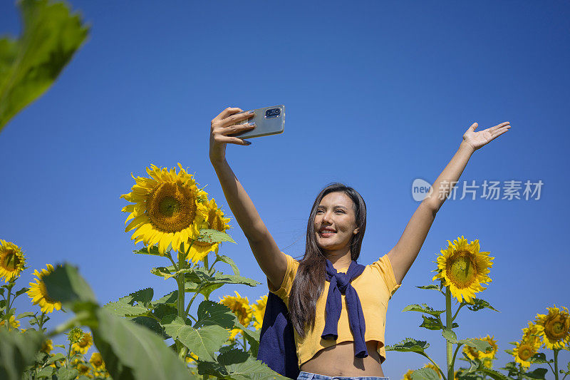 女人周末旅行。