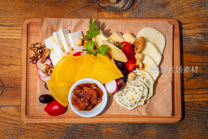 正上方的奶酪品种在木板上提供的优质餐饮