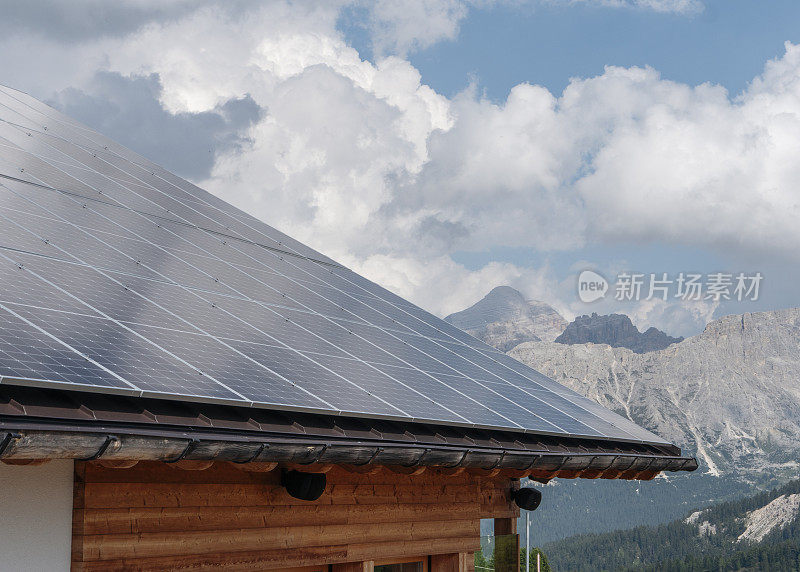 阿尔卑斯山小屋上的太阳能电池板。