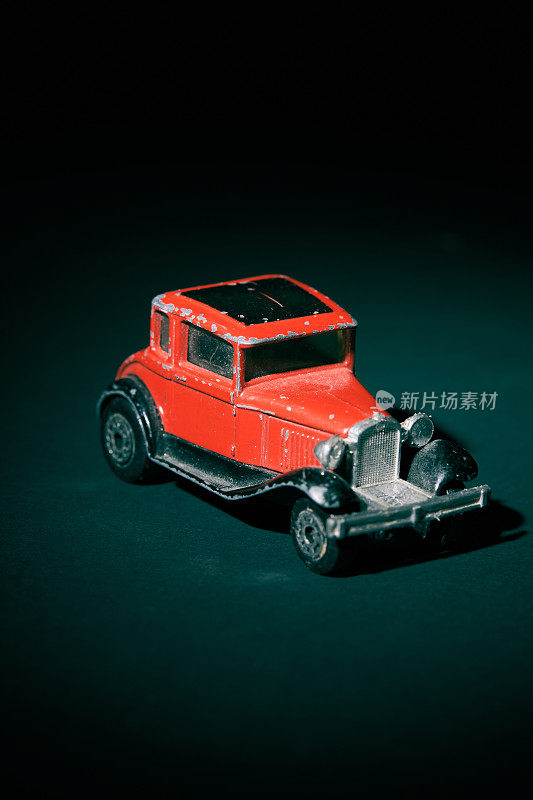 旧红色玩具车