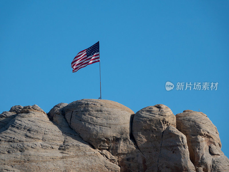 巨大的美国国旗挂在犹他州Vernal附近的悬崖上。