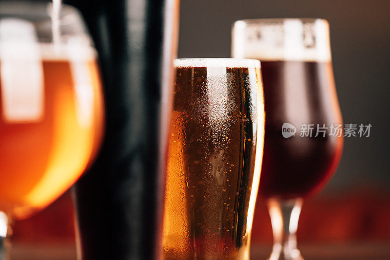 用不同形状的玻璃杯盛不同种类的啤酒