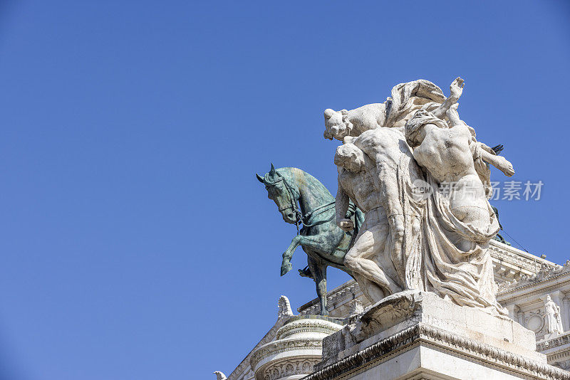 从罗马威尼斯广场看到的维克多·伊曼纽尔二世纪念碑的雕像