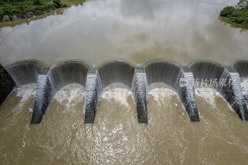 水溢出了圆形水库大坝