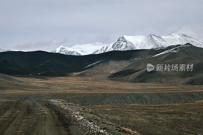 湿土路穿过高原天山高原走向山峰