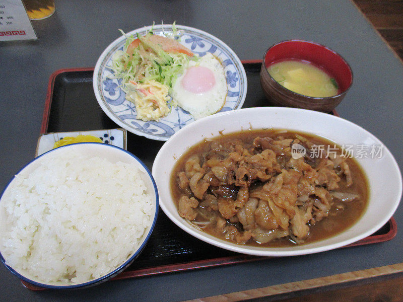 “五花肉烧饼套餐”来自熊本县熊本市南区约南町的著名套餐餐厅“鸡眼台”